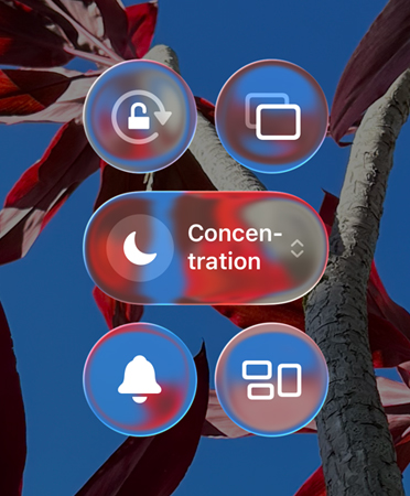 Écran d’accueil coloré d’un iPhone montrant des apps et widgets transparents en Liquid Glass