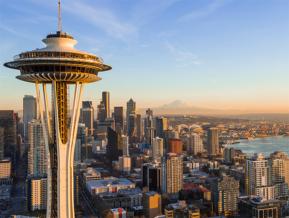 Letecký pohled na městskou scenérii Seattlu ve státě Washington. V popředí je vidět budova Space Needle.
