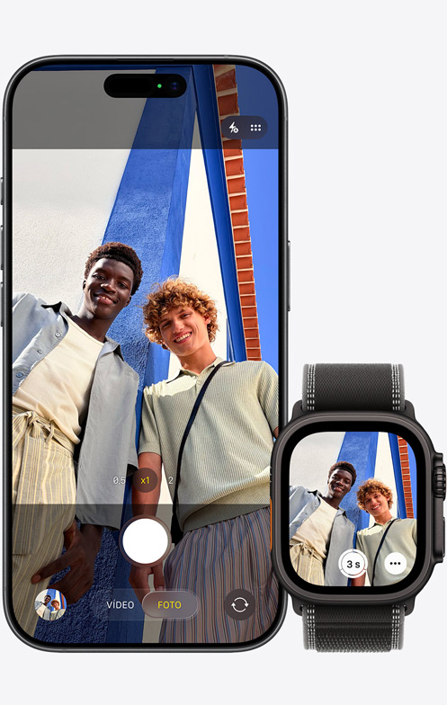 iPhone 17, parte delantera exterior, se está usando la cámara para hacer un selfie de grupo, al lado un Apple Watch Ultra 3 con la app Control de Cámara abierta