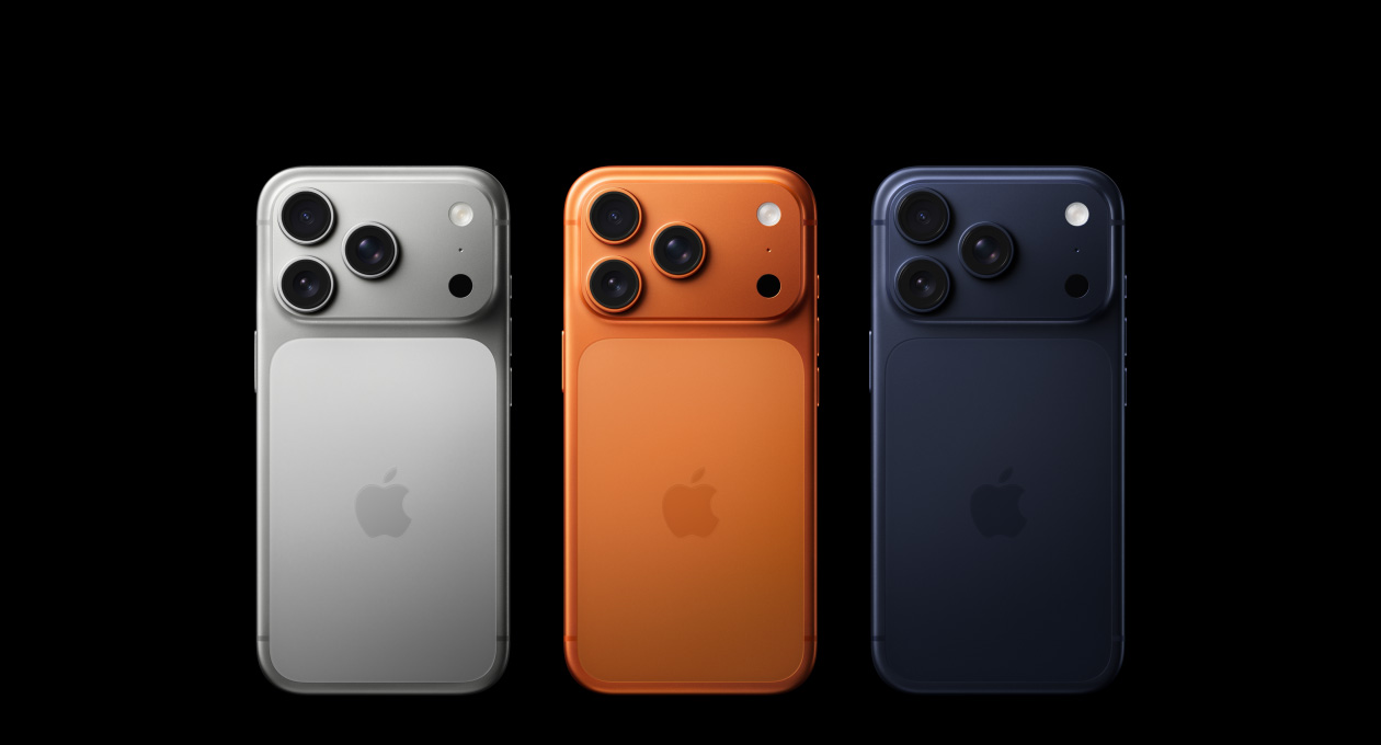 Stražnji prikaz vanjskog izgleda iPhonea 17 Pro u sve tri boje: srebrnoj, kozmički narančastoj i tamnoplavoj, sustav pro kamera u gornjem lijevom kutu, 3 leće, mikrofon, bljeskalica, Appleov logo u središtu
