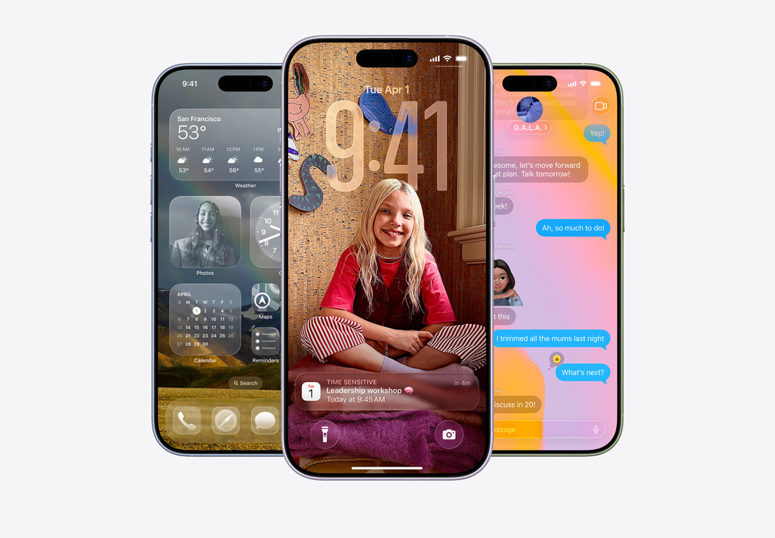 iPhone 17 készülékek elölnézetből, bevonatok: párakék, levendula, zsályazöld, iOS 26-funkciók - Főképernyő különféle alkalmazásokkal, a Naptár előugró ablaka személyre szabott zárolási képernyőn, Liquid Glass-megjelenésű Üzenetek app az iPhone kijelzőjén