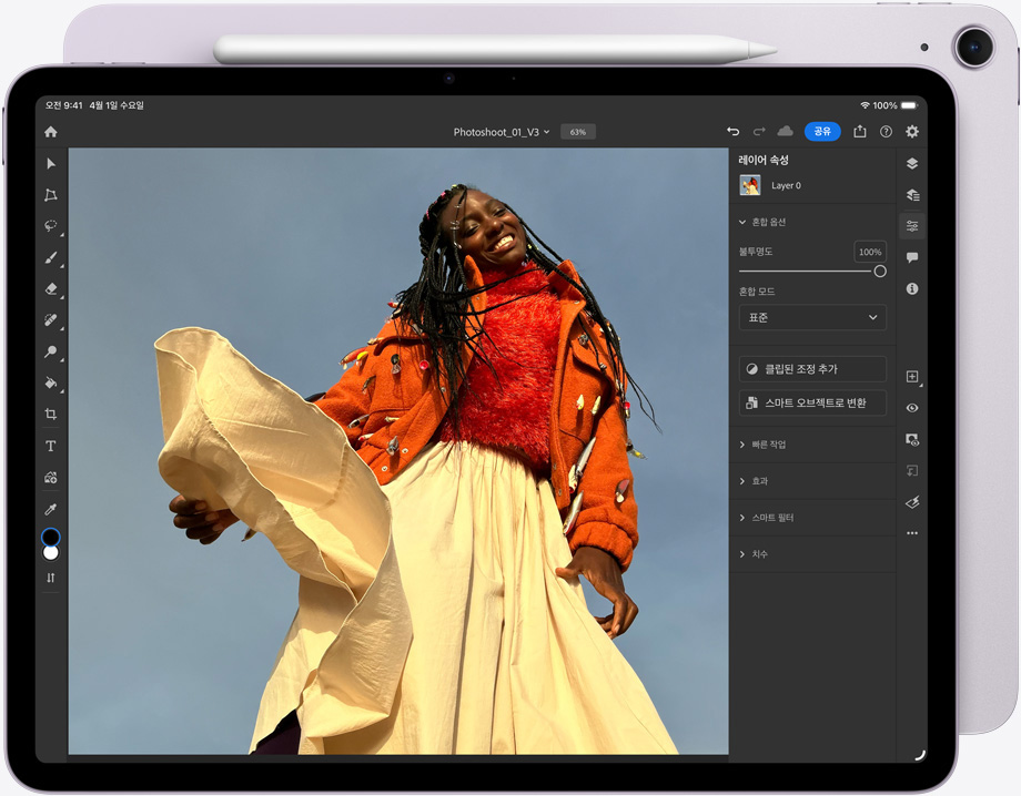 Adobe Photoshop에서 이미지를 편집하는 모습을 보여주는 iPad Air의 앞면. 상단에 Apple Pencil Pro가 부착되어 있습니다.