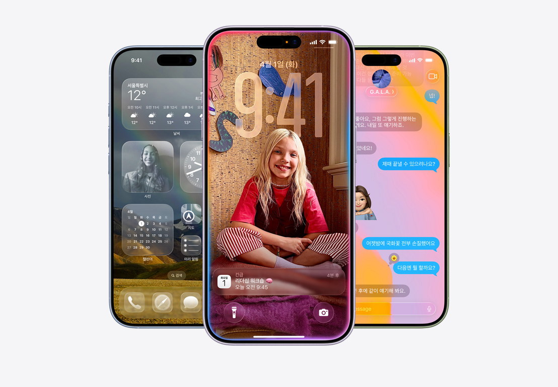 iOS 26의 기능을 보여주고 있는 미스트 블루, 라벤더, 세이지 마감 iPhone 17 기기들의 앞면. 다양한 앱이 표시된 홈 화면, 캘린더 팝업이 떠 있는 개인 맞춤 설정한 잠금 화면, Liquid Glass 디자인의 메시지 앱이 표시되어 있는 iPhone 화면이 보입니다.