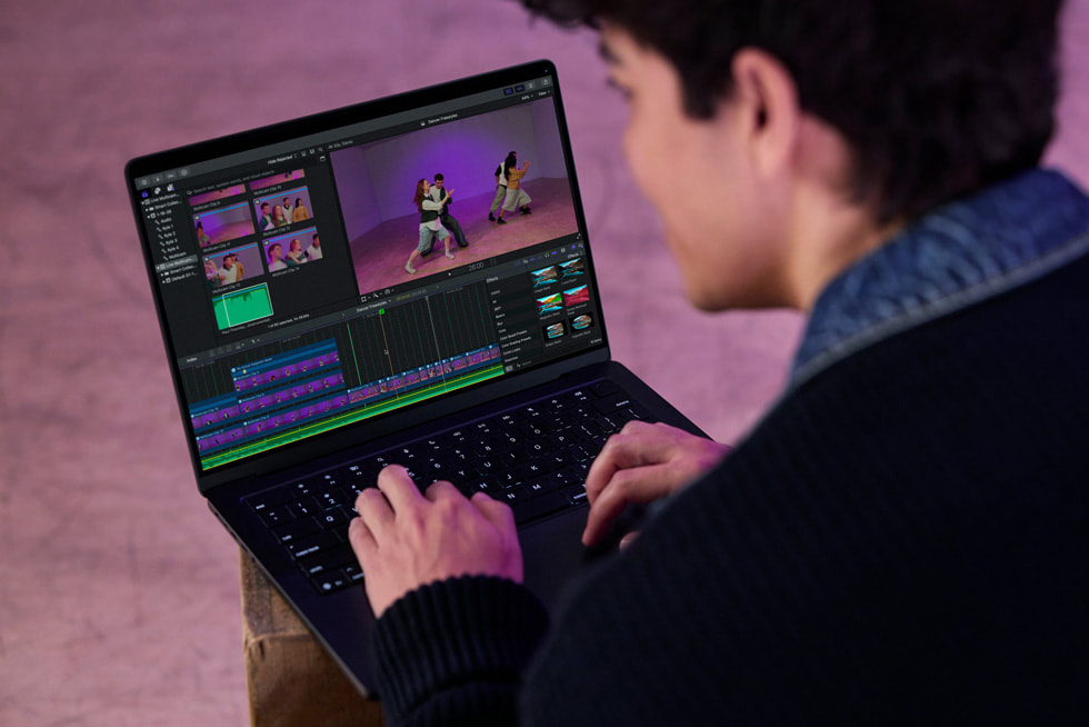 Et nærbilde tatt over skulderen til Kyle Hanagami viser at han jobber i Final Cut Pro på en MacBook Pro.