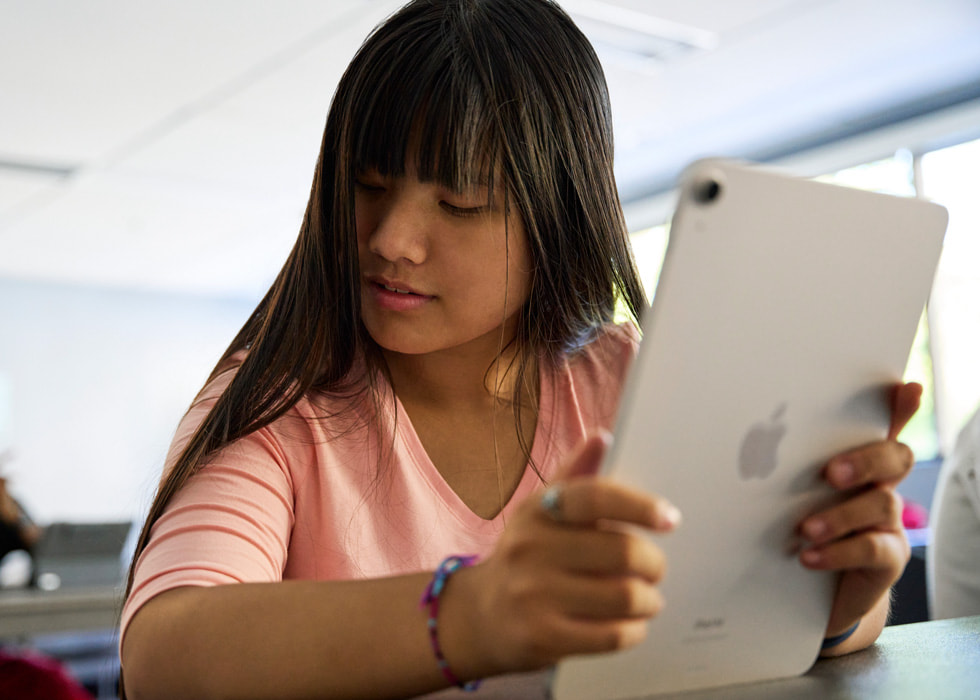 Photography for All 參與者 Alaula Sprecher 與她的 iPad 一起顯示在照片中。