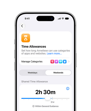 iPhone 17 Pro w kolorze srebrnym, na ekranie widać opcje Limit czasowy i Harmonogram Czasu przed ekranem w Ustawieniach, pozwalające określić limity czasu i kategorie treści dla dziecka