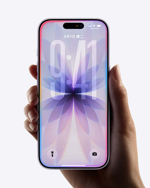 一隻手握著 iPhone 17，展示全螢幕設計、鎖定畫面和 Liquid Glass 邊框