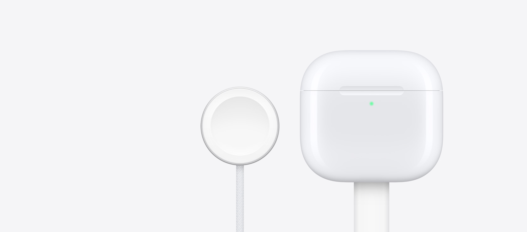 El estuche de carga de los AirPods 4 junto al cargador del Apple Watch.