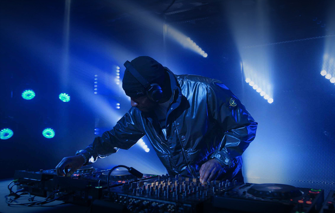 ライブ音楽コンサートでパフォーマンスしているDJ