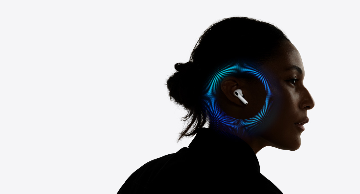 Egy AirPods Pro 3-at viselő felhasználó, akinek a fülét pulzáló hanghullámok veszik körül
