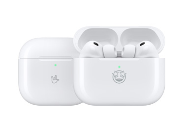 Egyéni gravírozású Apple termékek: rocker kéz emoji gravírozás egy USB‑C csatlakozós MagSafe töltőtok elején, egy USB‑C csatlakozós MagSafe töltőtok nyitott fedéllel, AirPods Pro 3, boldog emoji az elején