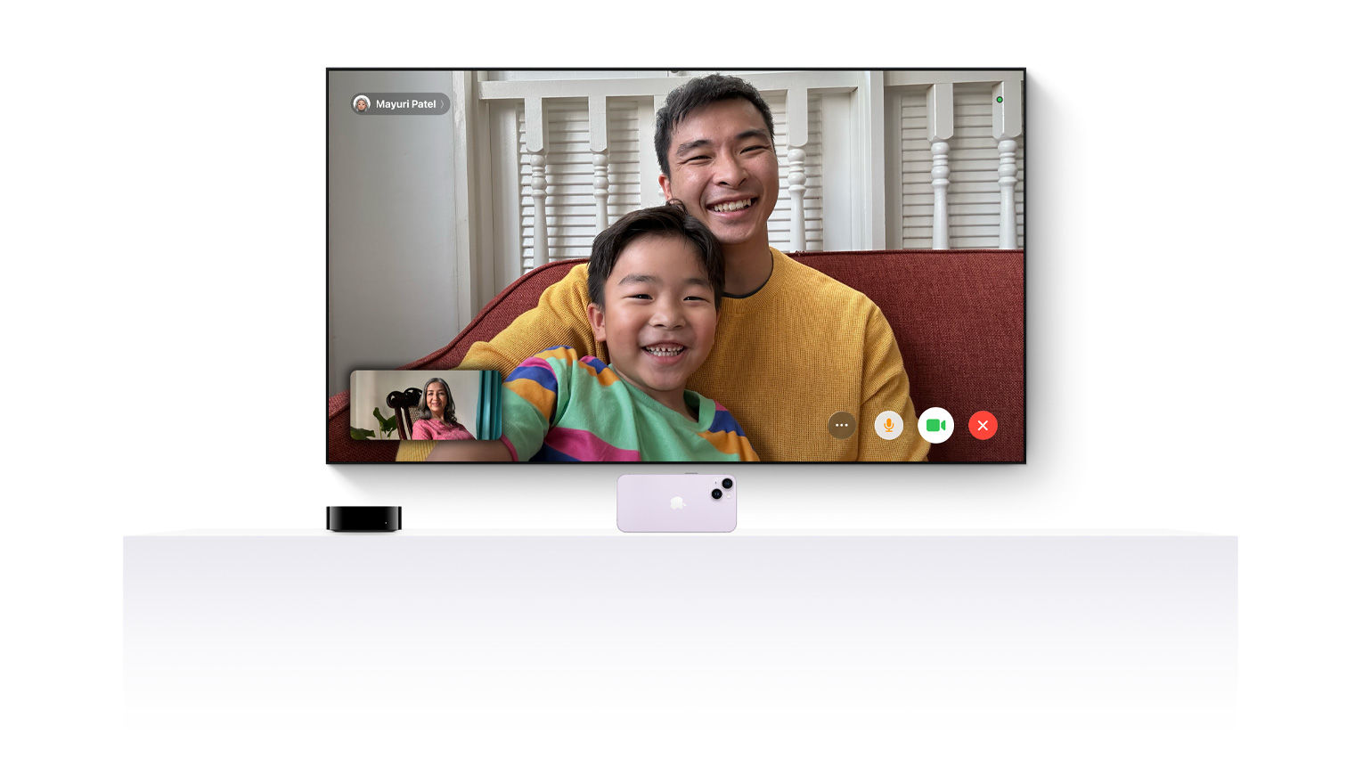 Apple TV 4KとiPhoneが連係し、薄型テレビにFaceTime通話が表示されている