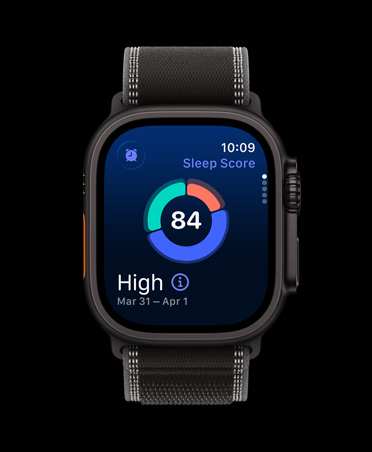 Apple Watch Ultra 3, черен цвят, титанов корпус, на екрана е показан резултат от съня под формата на кръгла графика, каишка, Trail Loop в цвят черно/въглен