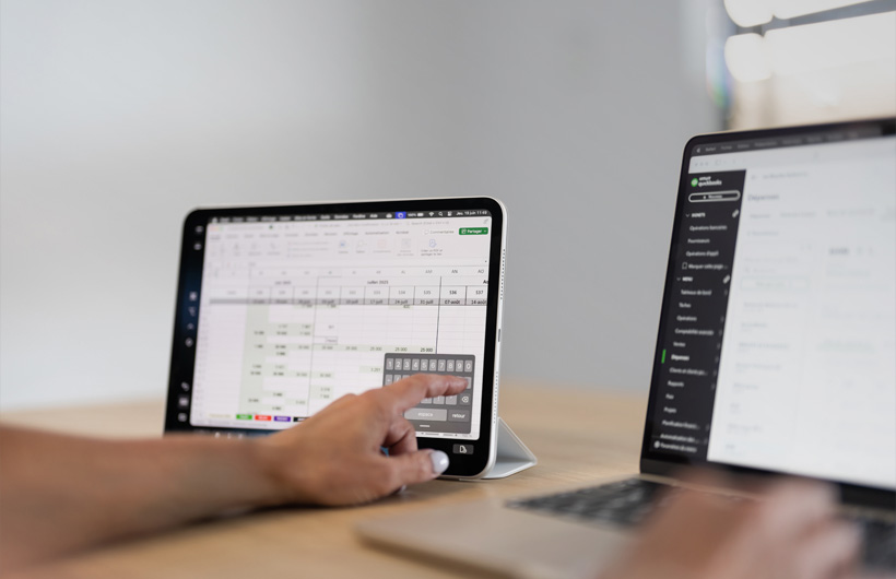 Sidecar mentransformasi iPad menjadi layar kedua, memberikan Kontroler Keuangan, Gabrielle Pelletier lebih banyak ruang untuk pekerjaan yang padat data di Excel dan QuickBooks.
