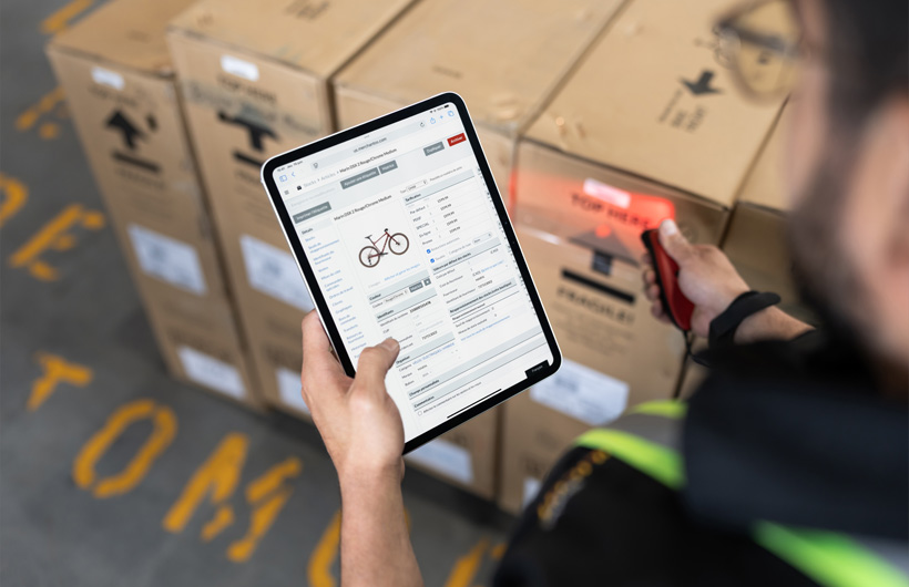 Inston Gurdian, Manajer Gudang menggunakan iPad untuk menyederhanakan proses pengiriman dan inventaris.