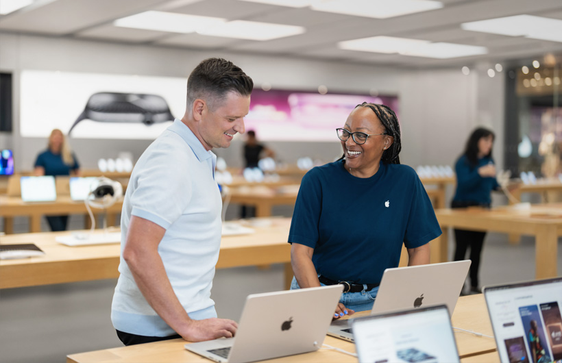 CEO Marc-André Lebeau mendapatkan dukungan teknis dari Kareema, anggota Tim Bisnis, di Apple Store setempat.