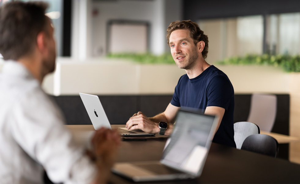 Berkat MacBook Pro, COO André-Philippe Ethier bisa beralih dengan mudah antara kantor, area umum, dan area ritel untuk tetap terhubung dengan timnya.