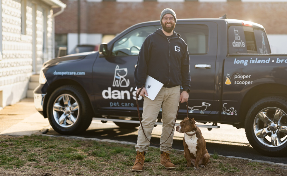 O CEO, Dan Reitman, começou por se dedicar ao passeio de cães, gerindo agora uma empresa com 80 funcionários.