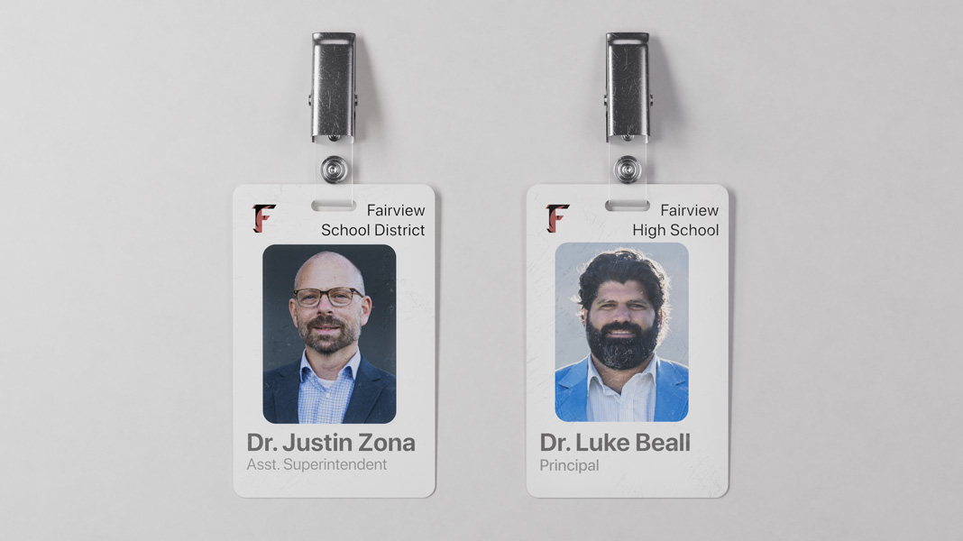 Navneskilte, som tilhører to lærere på Fairview School District placeret ved siden af hinanden. Dr. Justin Zona til venstre og dr. Luke Beall til højre.