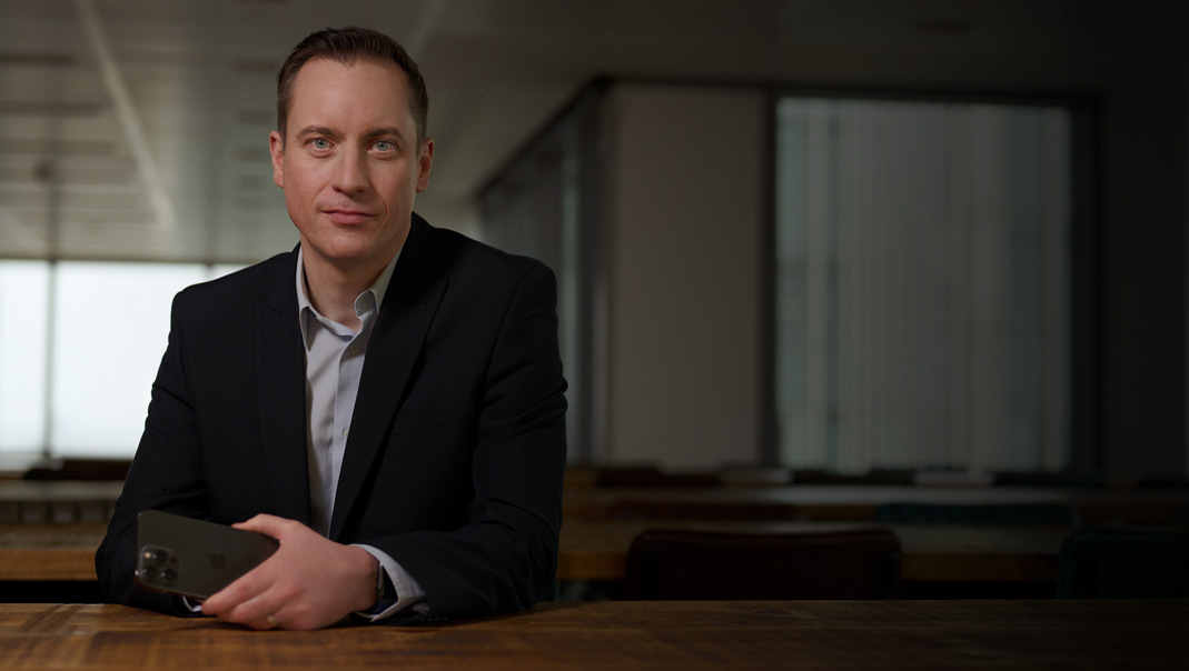 Peter Hanlon, senior manager of Mobile Technology and Devices at Openreach, holding an iPhone, beside his quote: “Apple Financial Services has enabled us to refresh twice the number of iPhone devices we would normally do in a year. This means our engineers can use the latest technology so they can continue to deliver brilliant service to our customers.”