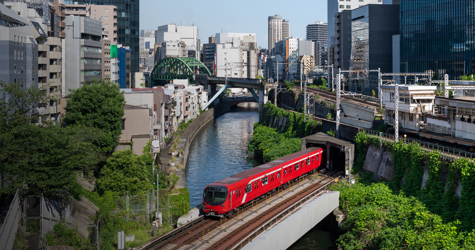 Einblicke in die Tokyo Metro, darunter Züge, die Brücken überqueren, der tägliche Betrieb und Wartungsarbeiten.