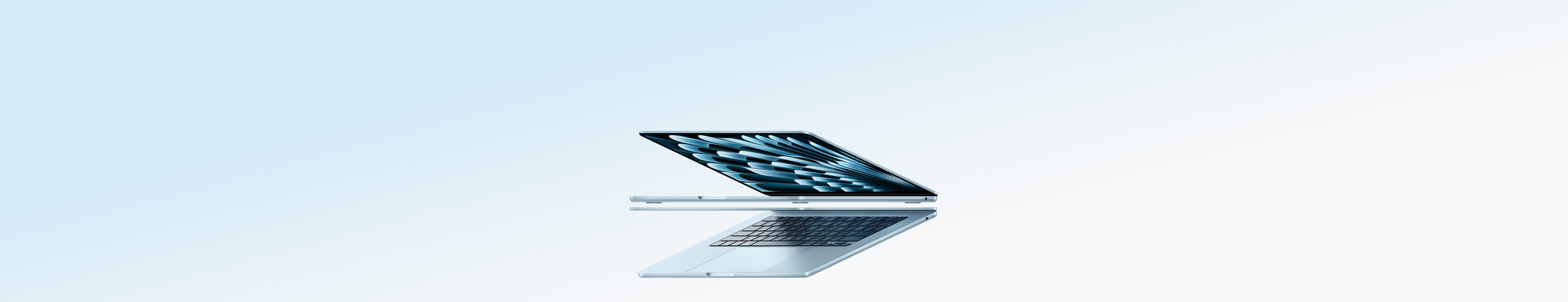 Două laptopuri MacBook Air deschise, în culoarea Cer albastru, în formă de săgeată, evidențiază profilul subțire