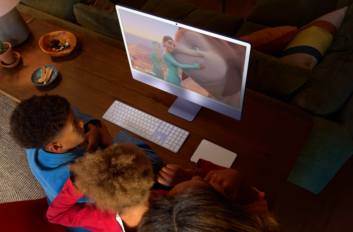 Tres niños viendo WondLa en un iMac