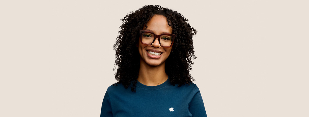 친근한 태도로 웃고 있는 Apple 스페셜리스트의 모습
